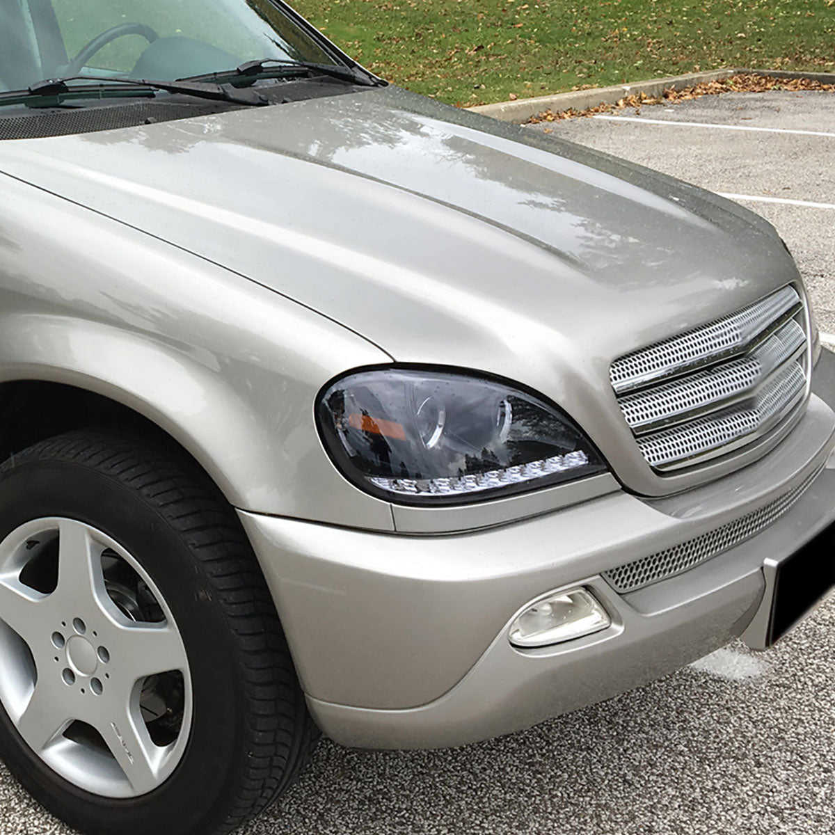 1998-2001 Mercedes Benz W163 ML Class Projector Headlights w/ SMD LED Light Strip (Glossy Black Housing/Smoked Lens)