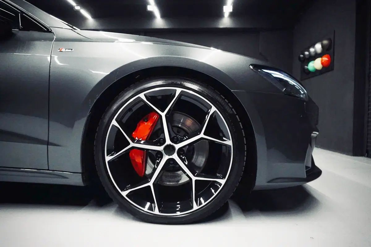 AU16 20x9 5x112 +30 66.6 Black Machined Face