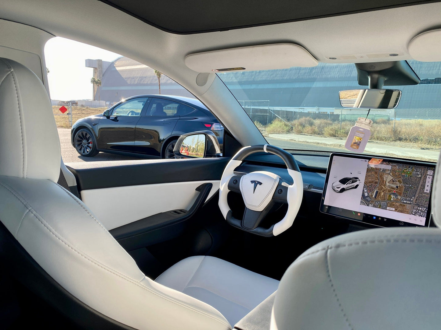 TESLA MODEL 3 / Y WHITE LEATHER FLAT BOTTOM STORMTROOPER DRY CARBON STEERING WHEEL