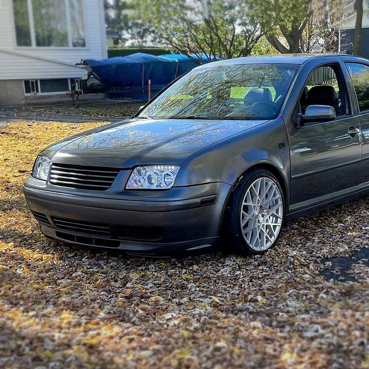 1999-2005 Volkswagen Jetta/Bora Mk4 Dual Halo Projector Headlights w/ LED Light Strip (Chrome Housing/Clear Lens)