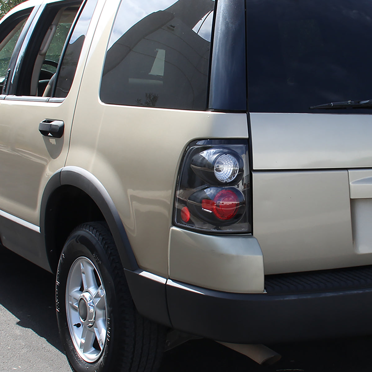 2002-2005 Ford Explorer Tail Lights (Matte Black Housing/Clear Lens)