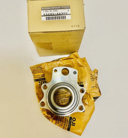 NEW GENUINE NISSAN R32 R33 R34  REAR WHEEL HUB BEARING & HOUSING 43280-AA300