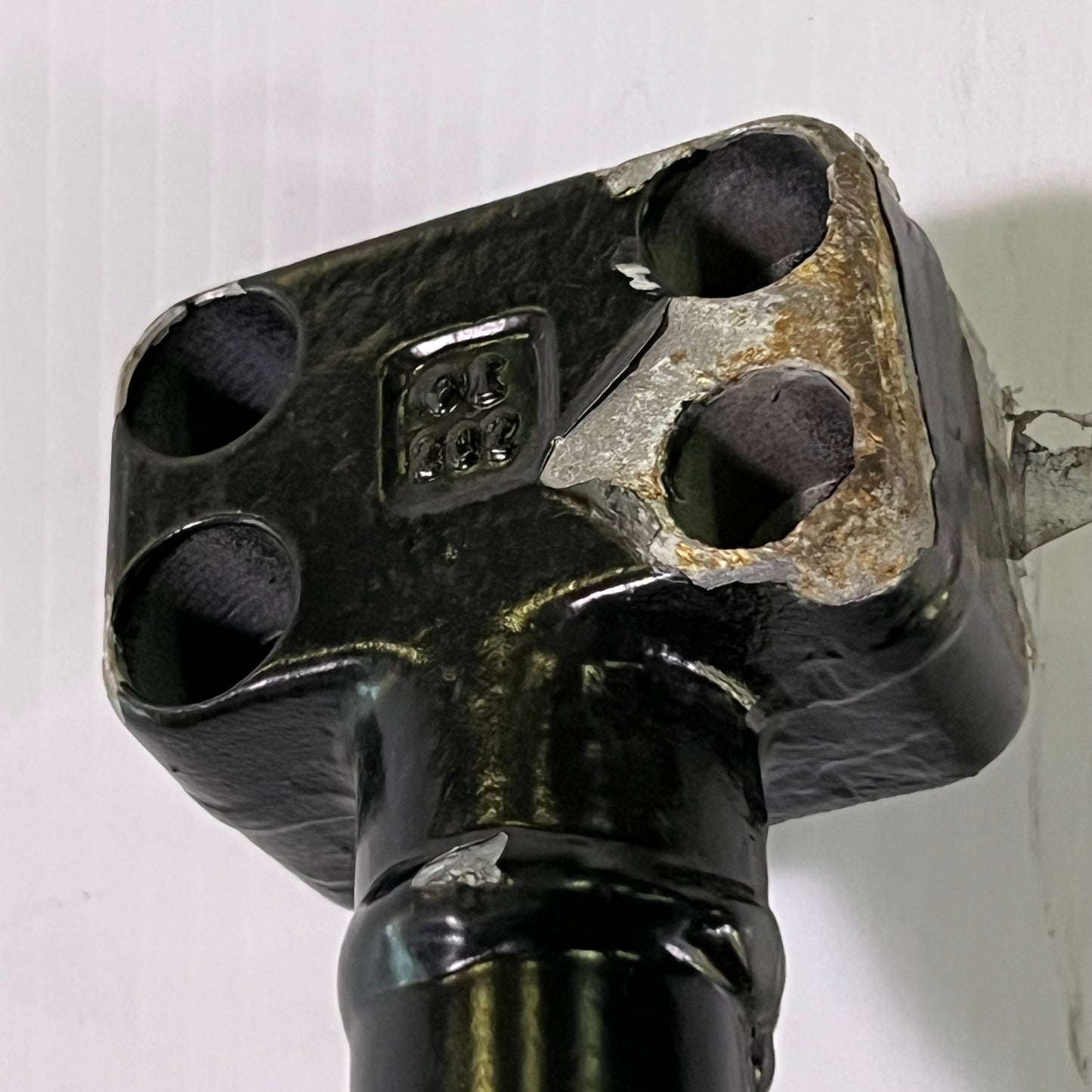 HYSTER YALE Sway Arm Suspension 82"L Black (AS-IS, A Little Damage)