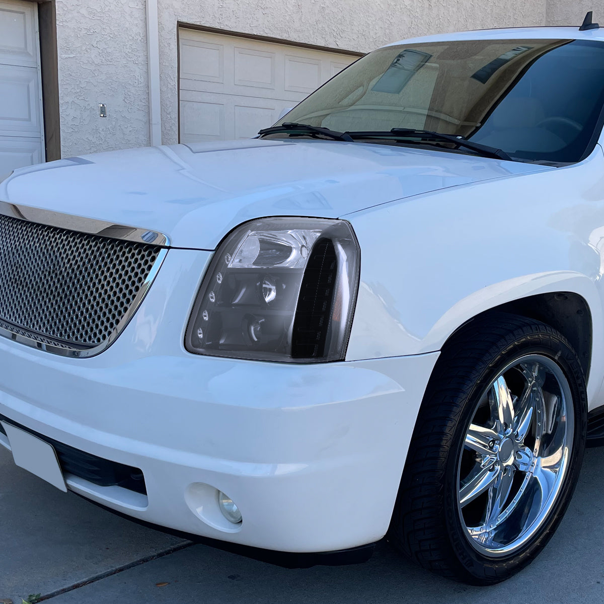 2007-2014 GMC Yukon/Yukon XL Projector Headlights (Glossy Black Housing/Smoked Lens)
