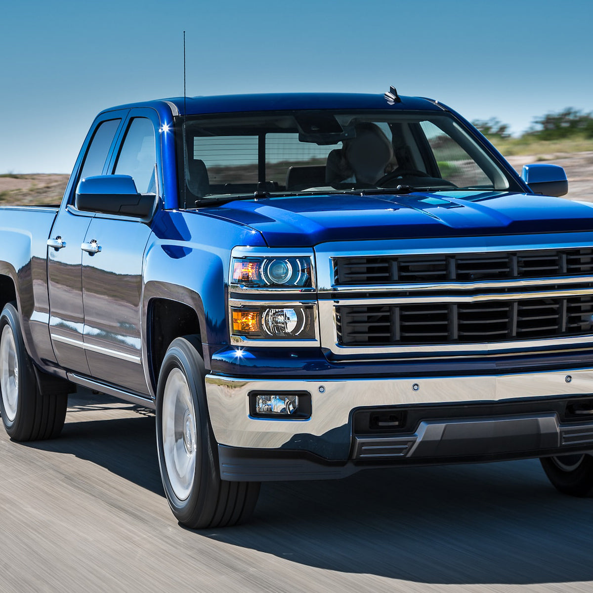 2014-2015 Chevrolet Silverado 1500 Projector Headlights (Glossy Black Housing/Clear Lens)