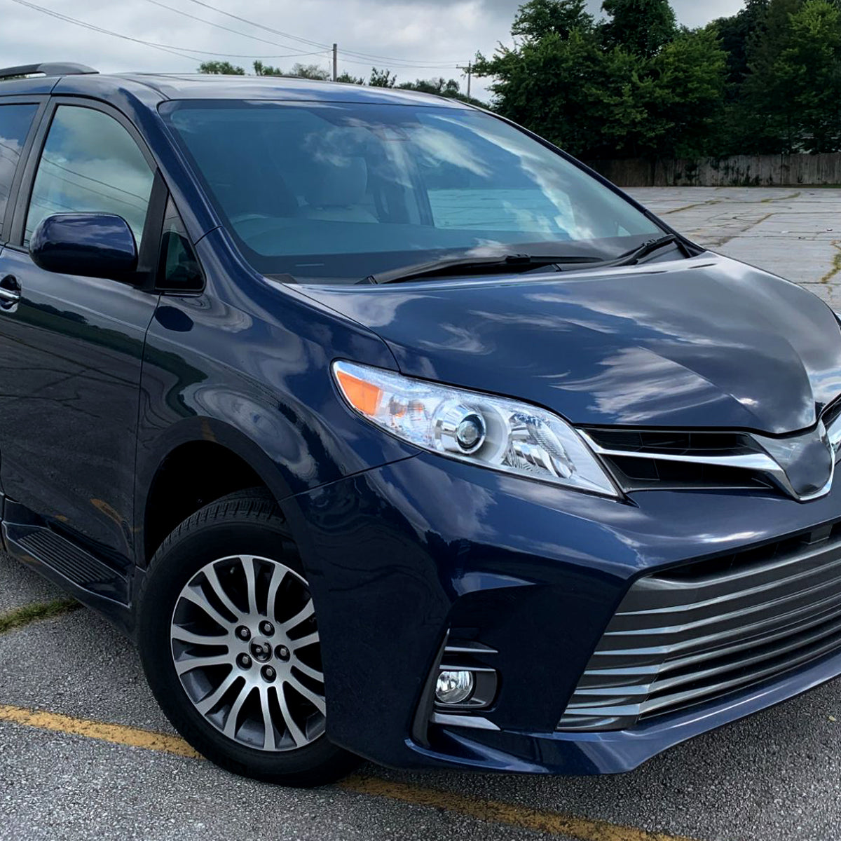 2011-2020 Toyota Sienna Passenger/Right Side Projector Headlights (Chrome Housing/Clear Lens)