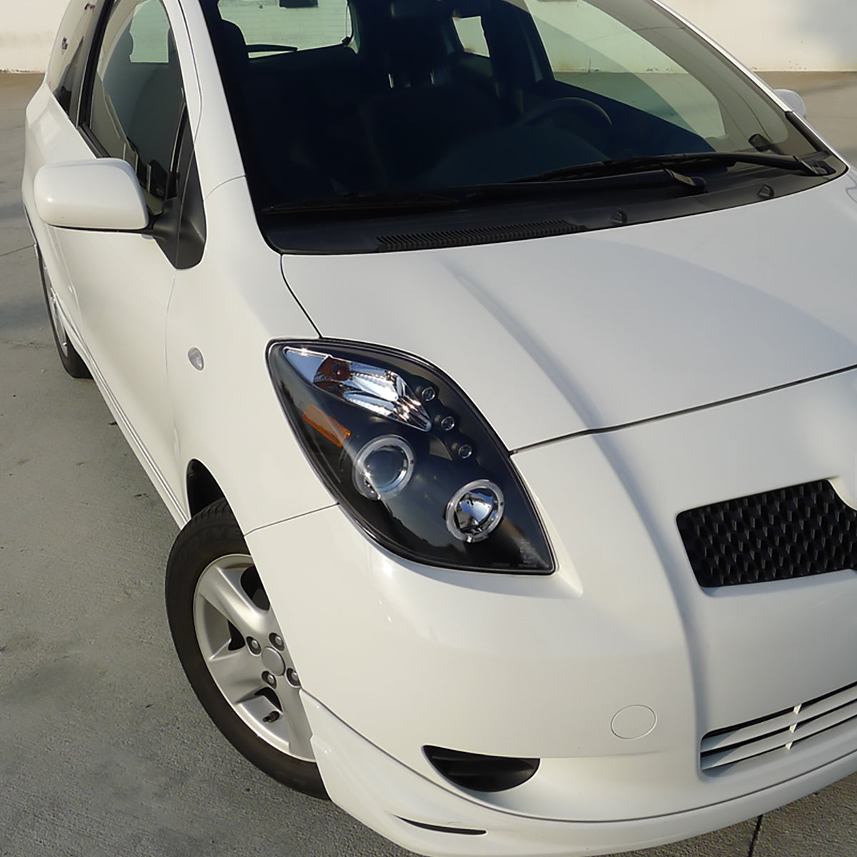 2006-2008 Toyota Yaris Dual Halo Projector Headlights (Matte Black Housing/Clear Lens)