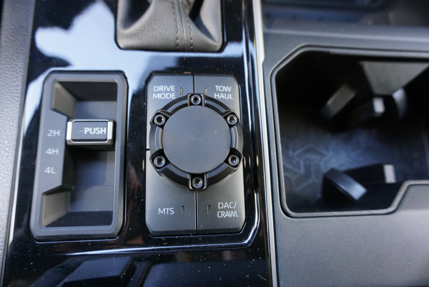 V1 Radio + Drive Mode Knob Set (2022+ Tundra) - BLACK