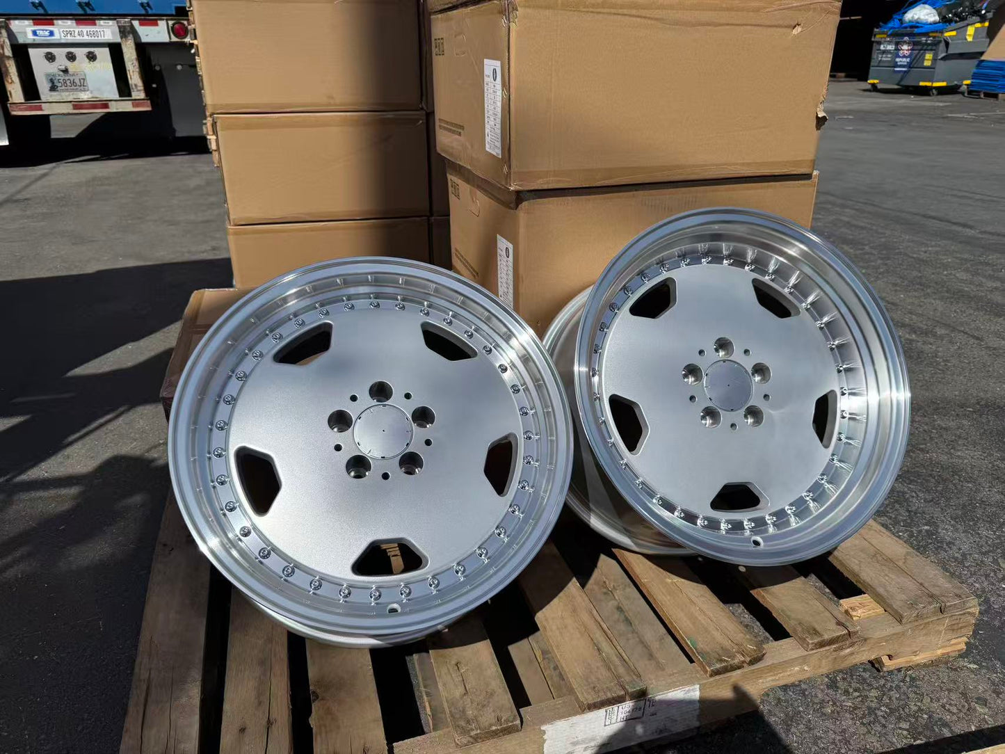 MB24 17x8 5x112 +25 66.6 Silver Machined Lip + Chrome Rivets