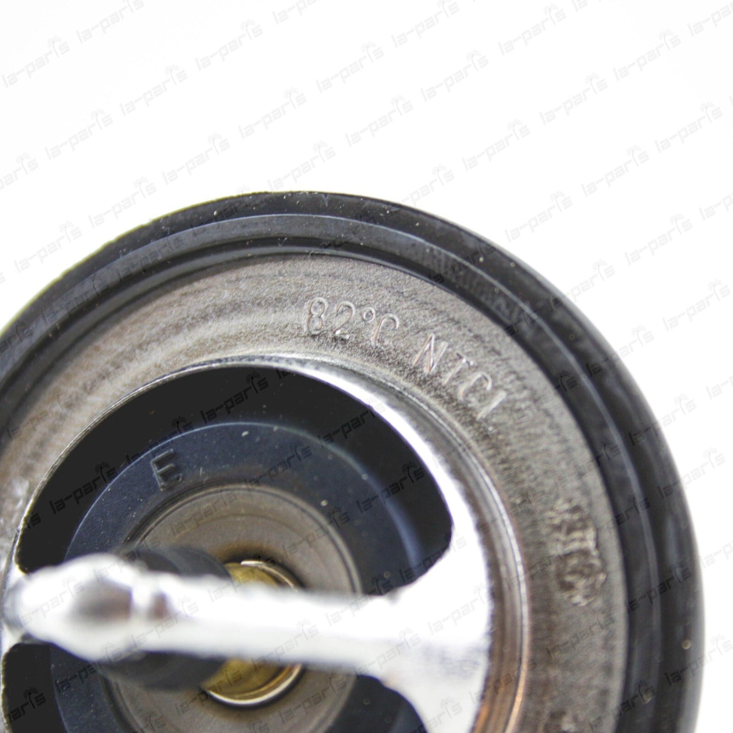 New Genuine Suzuki 99-08 Grand Vitara Thermostat 82C 17670-77E11