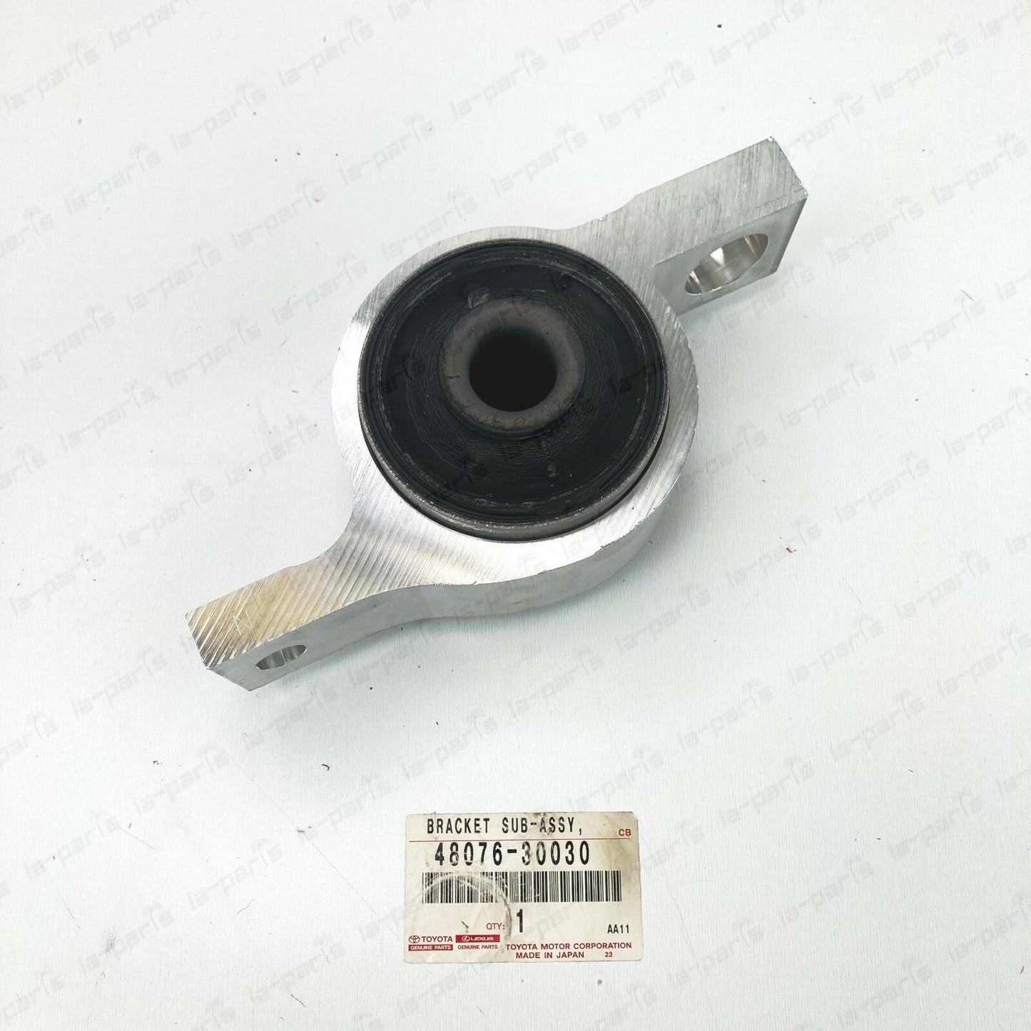 NEW GENUINE LEXUS FRONT LEFT LOWER CONTROL ARM BUSHINGS 48076-30030