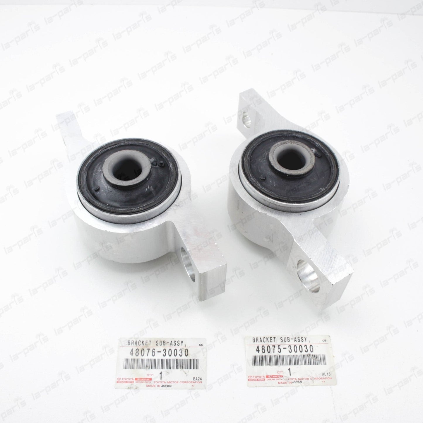 NEW GENUINE LEXUS FRONT LOWER CONTROL ARM BUSHINGS 48075-30030 48076-30030