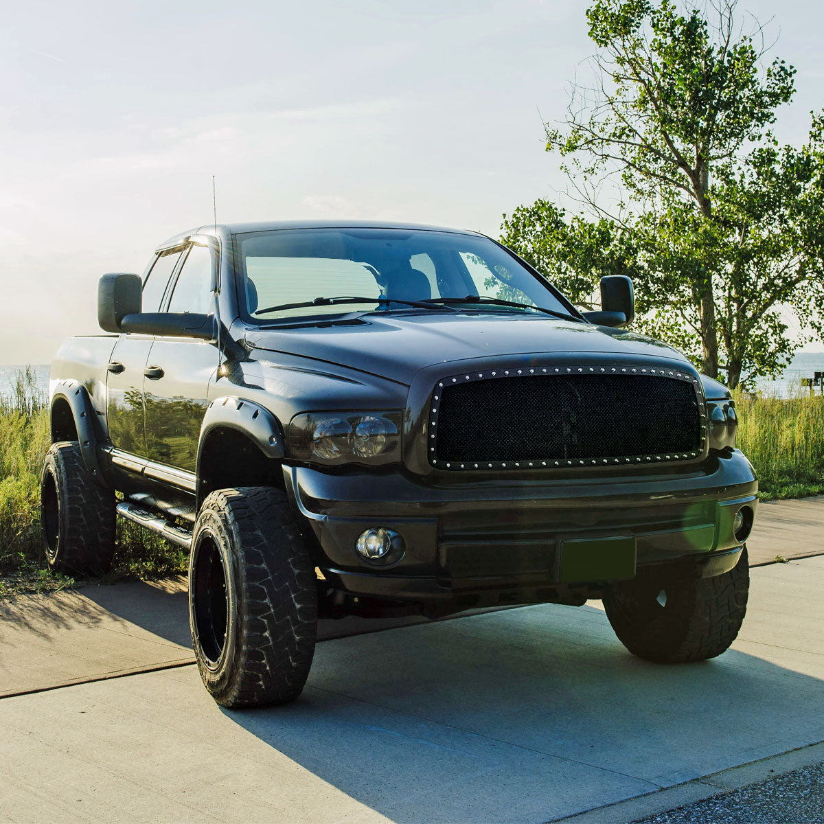 2002-2005 Dodge RAM 1500/ 2003-2005 RAM 2500/3500 Glossy Black 1PC Rivet Mesh Style Front Grille
