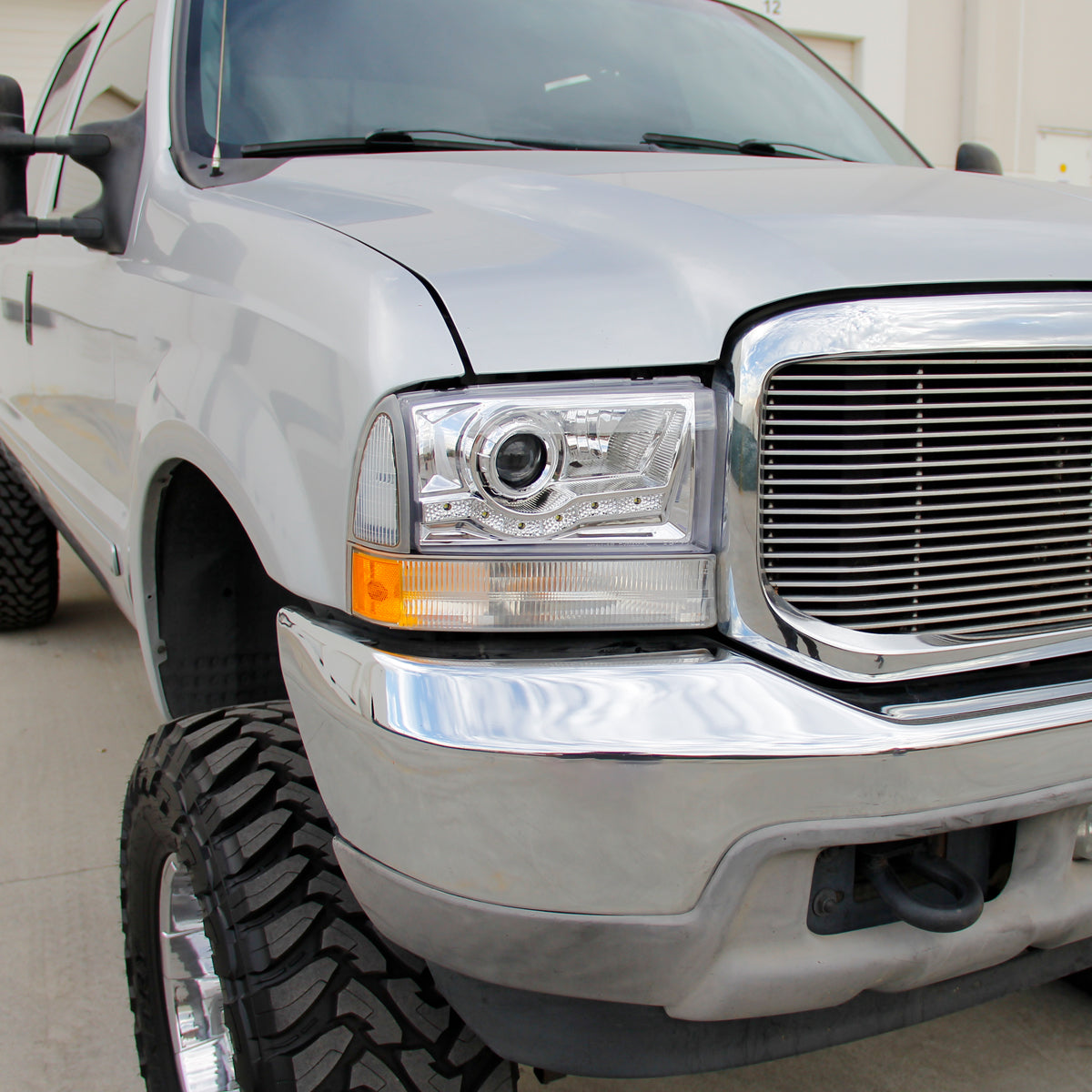 1999-2004 Ford F-250/F-350/F-450/F-550/Excursion Projector Headlights w/ SMD LED Light Strip (Chrome Housing/Clear Lens)