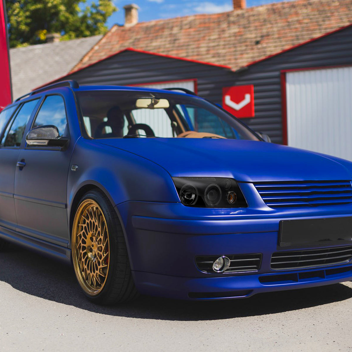 1999-2005 Volkswagen Jetta/Bora Mk4 Dual Halo Projector Headlights w/ LED Light Strip (Black Housing/Smoked Lens)