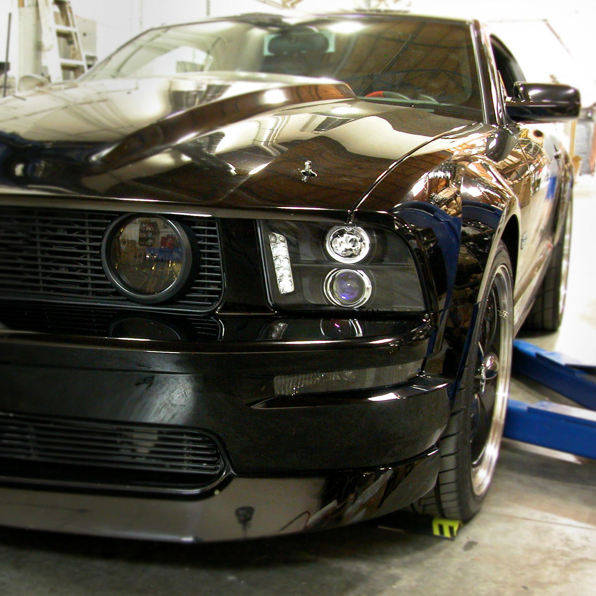 2005-2009 Ford Mustang Halo Projector Headlights w/ LED Light Strip (Matte Black Housing/Clear Lens)