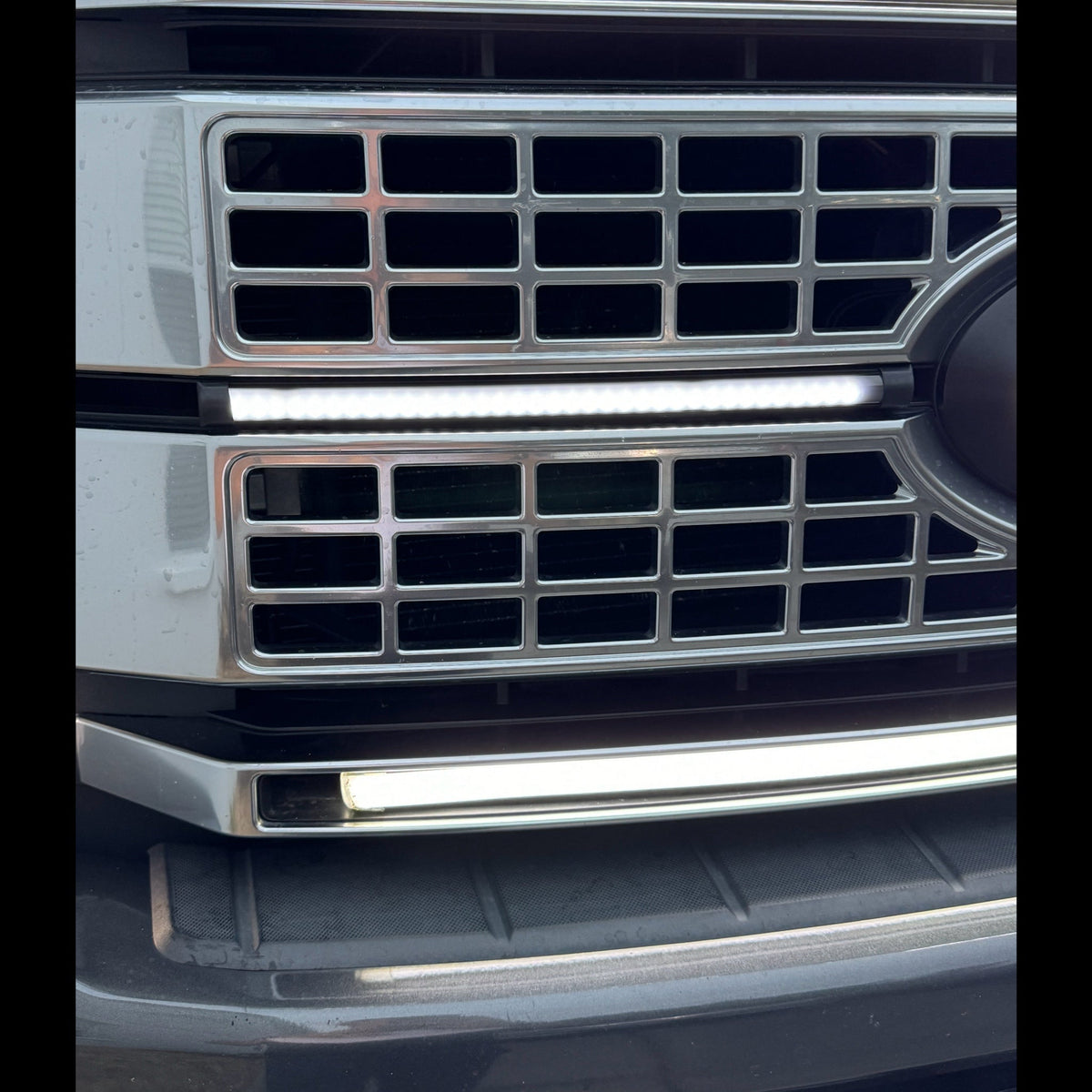 2017-2019 Ford Super Duty Platinum Center LED DRL Bar – F-250/F-350/F-450