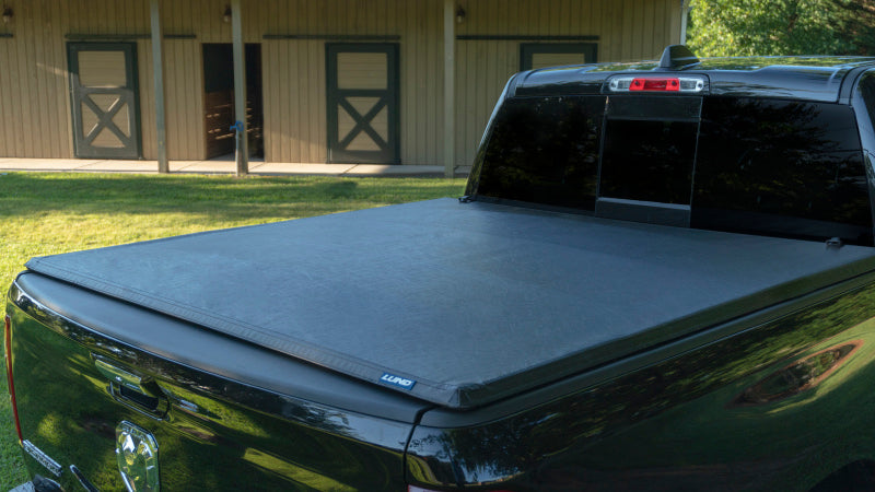 Lund 07-14 Sierra Silverado 2500/3500 (6.5ft. Bed) Genesis Tri-Fold Tonneau Cover - Black