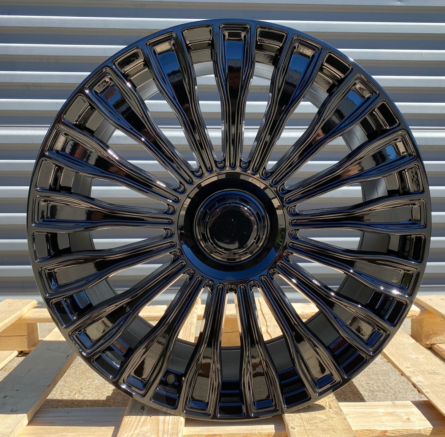 MB17 20x9.5 5x112 +40 66.6 Gloss Black