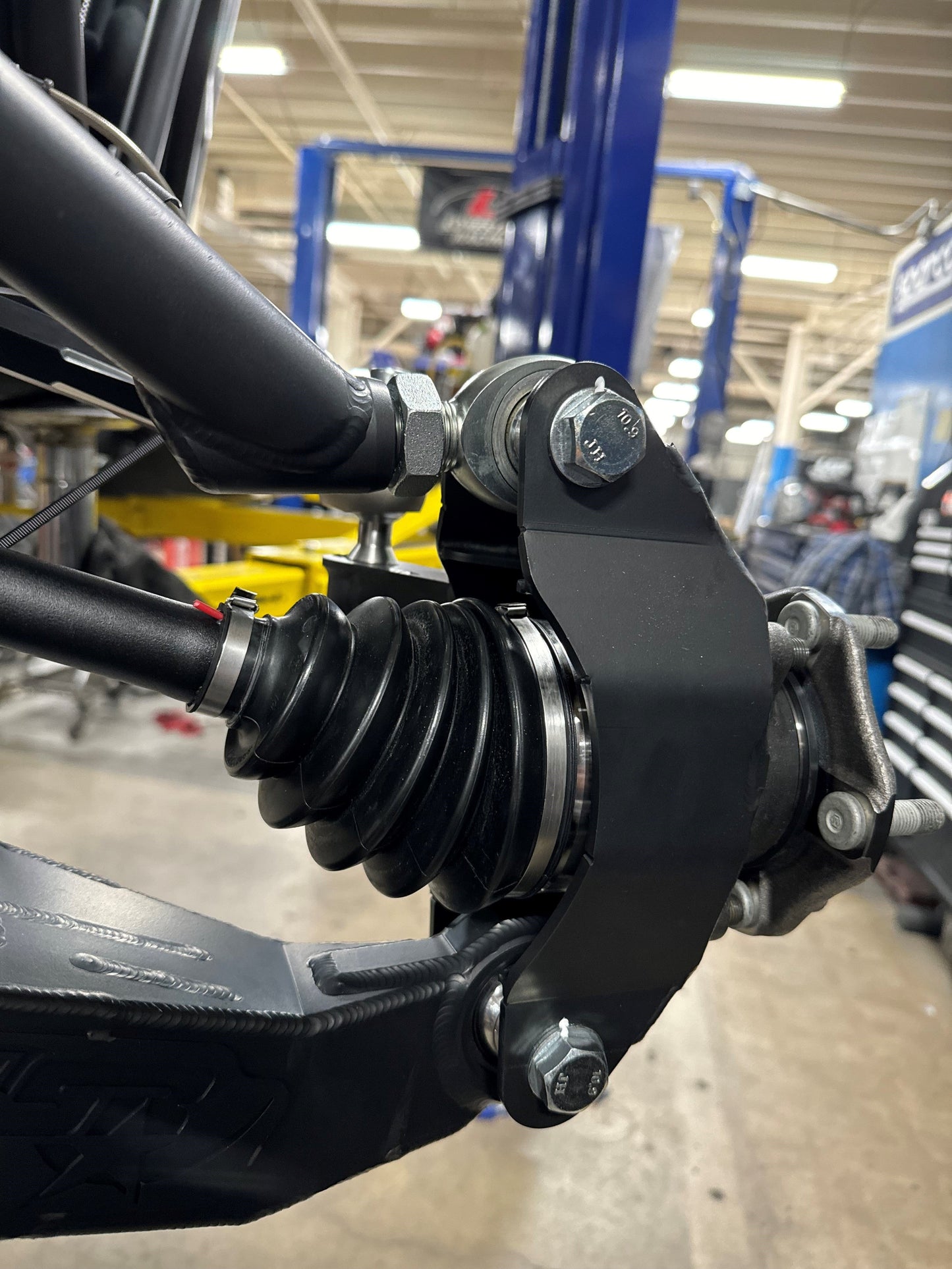 PRO R/ TURBO R LOWER A-ARM AND KNUCKLE KIT