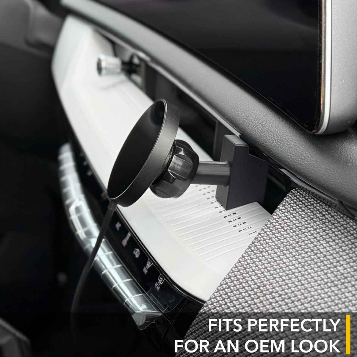 Dashboard Phone Mount / Qi2 Charger | Cadillac OPTIQ - Phone Holder