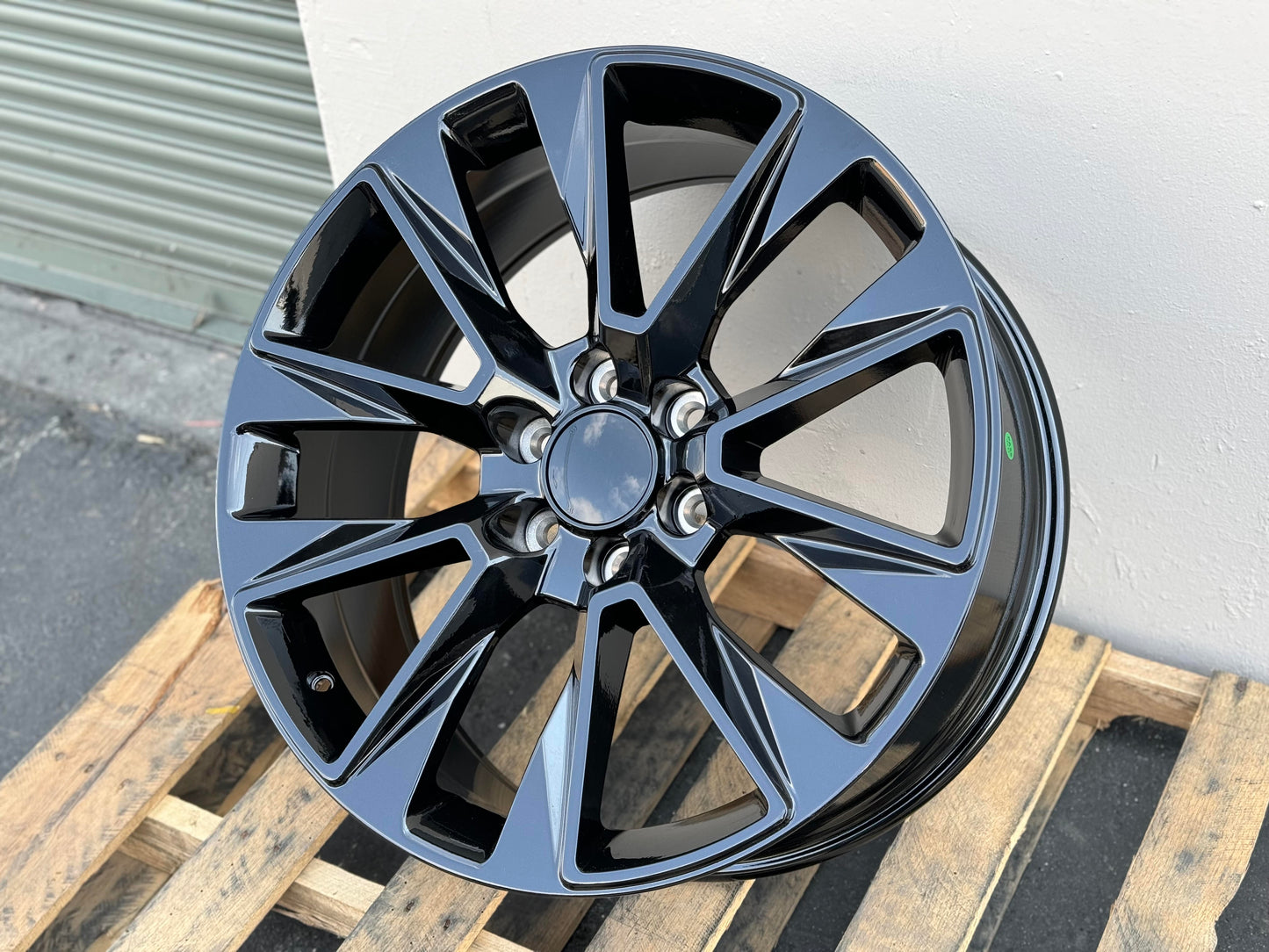 GM6 22x9 6x139.7 +24 78.1 GLOSS BLACK (FITS GMC SILVERADO TAHOE SIERRA)